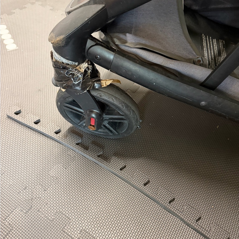 Nuna Tavo Stroller (for parts) 2 back wheels and seat liner are all thats left - Picture 8 of 10
